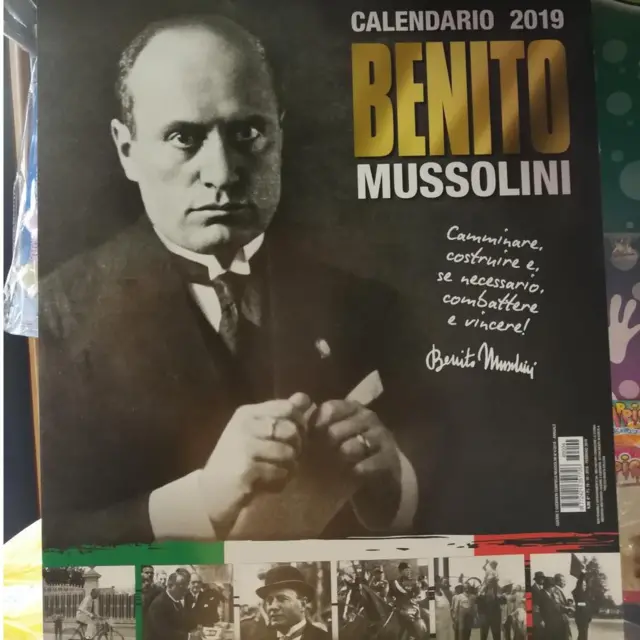 Takvimin kapağında Mussolini'nin "Yürü, inşa et ve gerekirse savaş ve kazan" ifadeleri yer alıyor