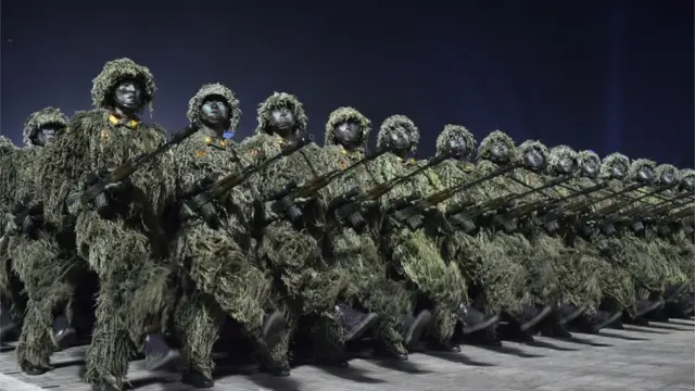 조선인민혁명군 창설 90주년 열병식에서 인민군이 행진하는 모습