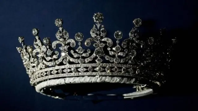 А це ще одна діадема, яку бабуся (королева Мері) подарувала внучці (принцесі Єлизаветі) на весілля