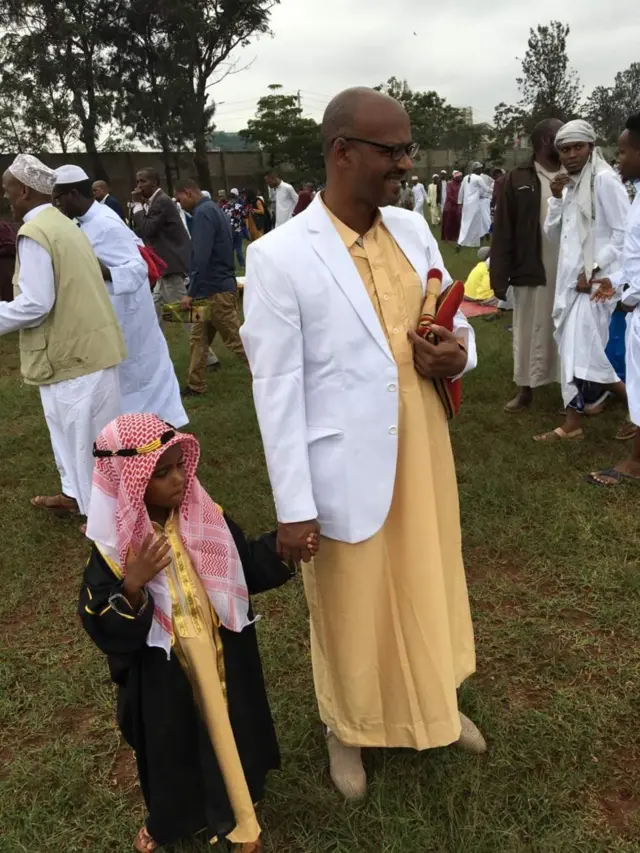 Aaabe iyo canugiisa oo ku ciidaya garoon ku yaalla magaalada Nairobi