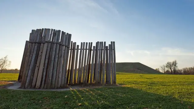 Postes altos alinhados com o sol nascente