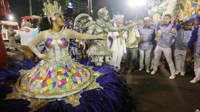 ब्राजील के रियो डी जेनेरियो शहर अपने सांबा कार्निवल के लिए अधिक जाना जाता है. इस कार्निवल में रंगबिरंगे और अजीबो-गरीब परिधानों में सजे लोग दुनियाभर के लिए आकर्षण का केंद्र रहते हैं.