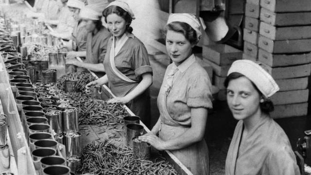 1934 год. Женщины раскладывают фасоль в банки в графстве Кембриджшир, Великобритания. Сейчас их заменили машины