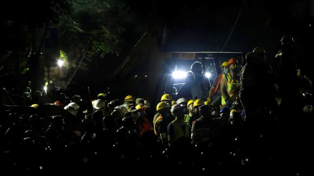 救援人员在墨西哥城地震后连夜救援