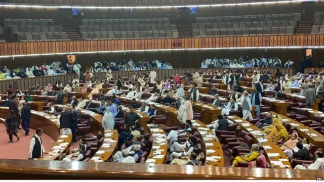 मध्यरात्री विरोधी पक्षांचे खासदार संसदेत मतदानाची वाट पाहत होते.
