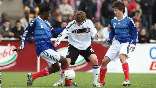 Paul Pogba alikuwa nahodha wa kikosi cha uFransa cha wachezaji wasiozidi umri wa miaka 16