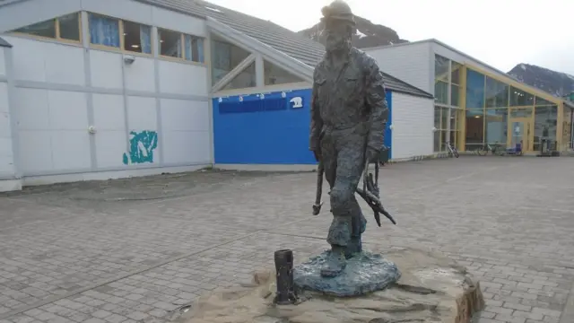 Лонгйир: памятник неизвестному шахтеру