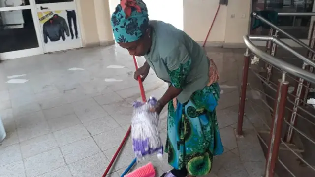 Haweeneydan waxay nadiifisaa guryaha iyo xafiisyada, lacagta ay ka heshana nolosha qoyskeeda ayey ku maareysaa