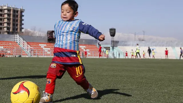 Афганский мальчик в форме Месси