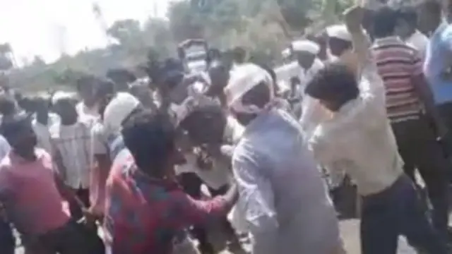 મારઝૂડ કરી રહેલી ભીડ