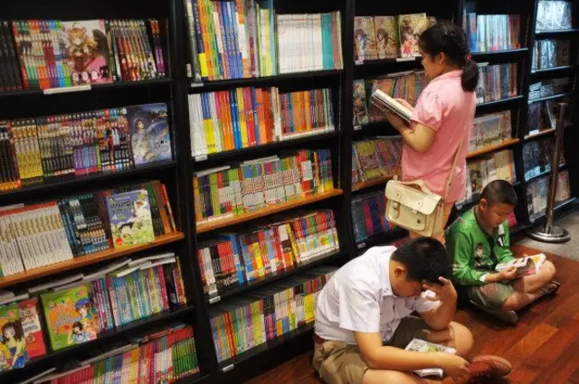 เด็กนั่งและยืนอ่านหนังสือ