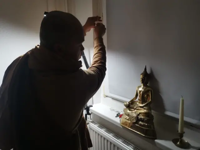 พระปัญญา กับพระพุทธรูป ในห้อง