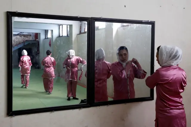 Зеркало в зале