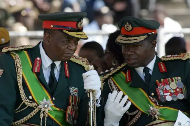 Madaxa ciidamada Zimbabwe Jeneral Constantino Chiwenga (Bidix) oo ay saaxibo yihiin Mr Mnangagwa