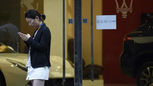 ચીનમાં મોબાઇલનો ઉપયોગ કરતી એક મહિલા