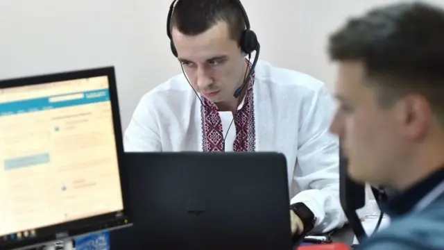 Мужчина за компьютером в вышиванке