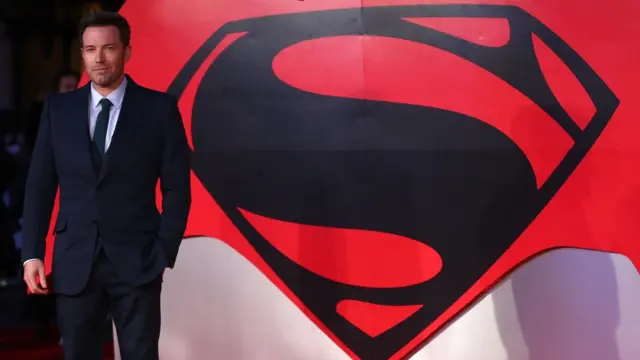 Бен Аффлек на фоне плаката Бэтмена