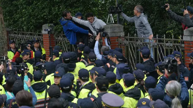 劳工团体采取激烈抗议方式指责政府偏向资方。