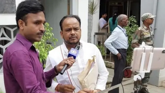 ইরফান আনসারির সাক্ষাৎকার নিচ্ছেন সাংবাদিক।