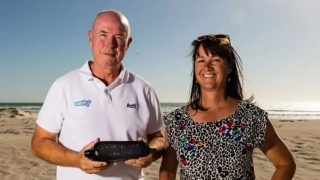 ইলম্যান দম্পতি এই বোতলটি খুঁজে পান