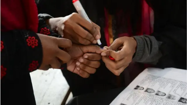 বাংলাদেশে গণতন্ত্রের মান ও এর চর্চা কিভাবে হচ্ছে সেনিয়ে অনেক প্রশ্ন উঠেছে।