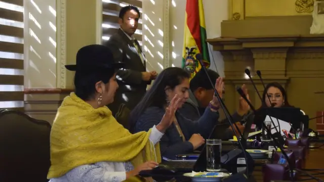 امرأة ترفع يدها