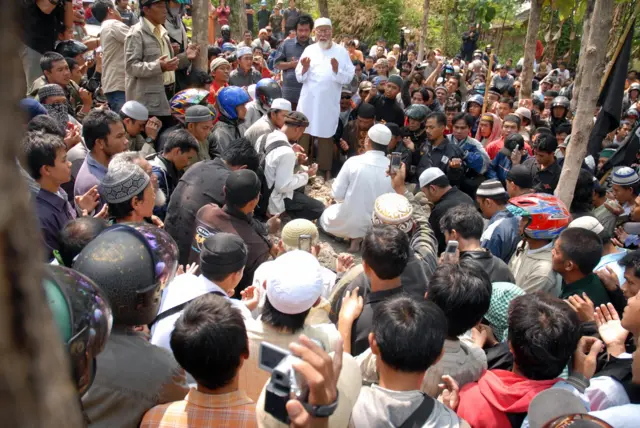 أبو بكر باعشير خلال مراسم الدفن لاثنين كانا من المفترض أن يكونا انتحاريين،