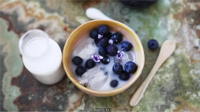 블루베리와 아이스 버터 밀크 그리고 비올라 설탕을 곁들인 디저트는 집안에서 전해지는 비법이다