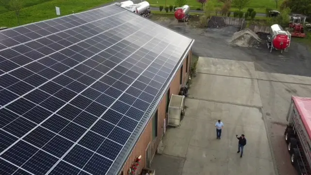 Мана бу омборхона томидаги панеллар эгаси барча энергияни тармоққа сотиш ниятида.