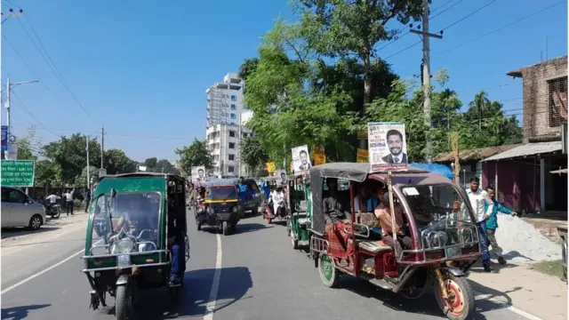 বিএনপির নেতাকর্মীকে ইজিবাইকসহ ছোট ছোট যানবাহনে করে এই গণ-সমাবেশে যোগ দিতে দেখা যায়।