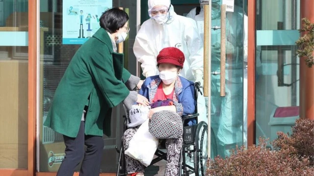 코로나19 음성 판정을 받고 청도대남병원을 나서는 환자