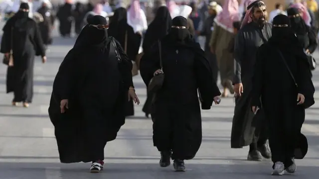 Abagore muri iki gihugu ntabwo bari bemerewe kujya mu mahanga badaherekejwe n'umuntu w'umugabo