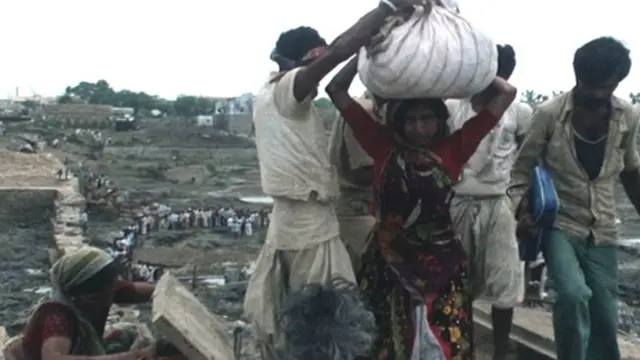 પહેલાં લખધીરપુર બાજુ અને પછી જોધપુર બાજુનો પાળો તૂટ્યો