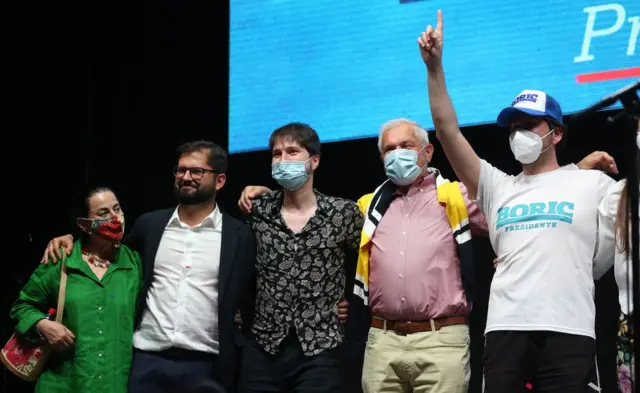 Boric con su familia tras el triunfo.