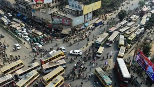 ঢাকার রাজপথে বিশৃঙ্খল যান চলাচল দুর্ঘটনার বড় কারণ