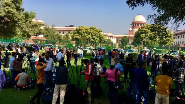 سپریم کورٹ کے سامنے میڈیا کی بھیڑ