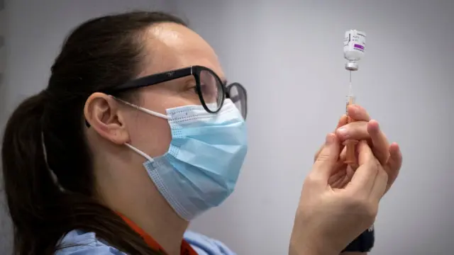 કેમ અમુક દેશોમાં નાગરિકોને અપાઈ રહી છે જુદી જુદી વૅક્સિન?