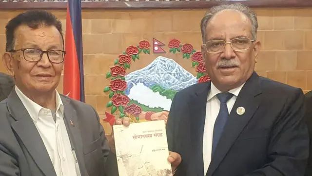 प्रधानमन्त्री प्रचण्डसँग सिमाविद् श्रेष्ठ