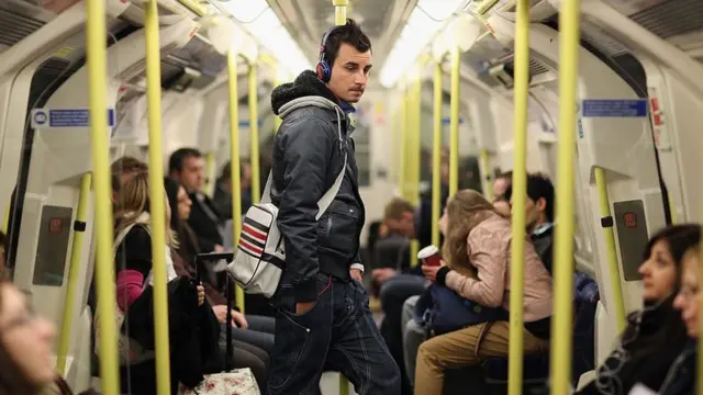 Un vagón del metro lleno de gente