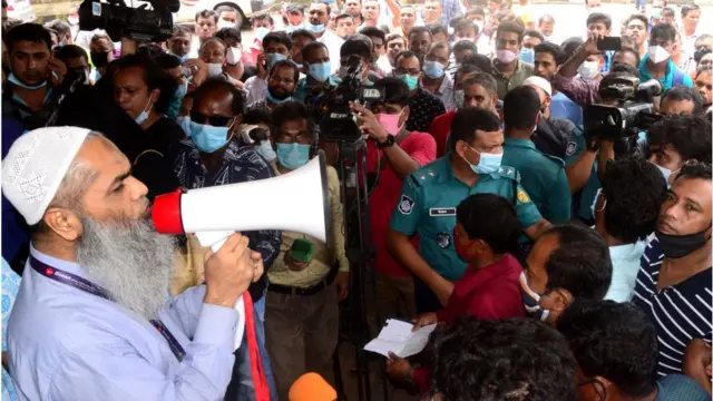 টিকেটের জন্য সৌদি প্রবাসী হাজার হাজার মানুষের ভিড়