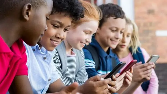জরিপ বলছে, দিনে দু'ঘন্টার বেশি স্ক্রিন টাইম শিশুদের বোধশক্তি কমিযে দিতে পারে