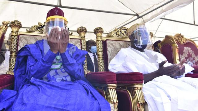 Tsohon shugaban Najeriya Cif Olusegun Obasanjo(dama) da Gwamna Nasir El-rufai na jihar Kaduna a fadar sarkin Zazzau ranar Laraba