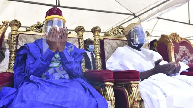 Tsohon shugaban Najeriya Cif Olusegun Obasanjo(dama) da Gwamna Nasir El-rufai na jihar Kaduna a fadar sarkin Zazzau ranar Laraba