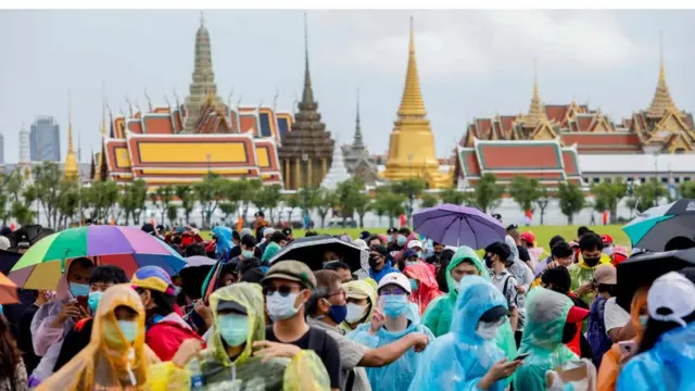 ผู้ชุมนุมยึดสนามหลวงเป็นที่ชุมนุม