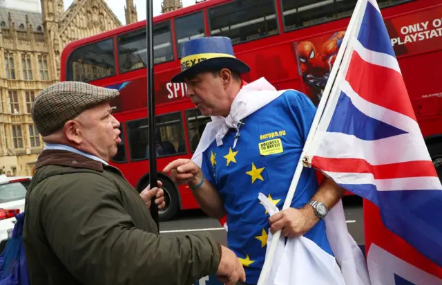 تشاجر المحتجون المؤيدون والمعارضون لخروج بريطانيا من الاتحاد الأوروبي خارج مبنى البرلمان في لندن.