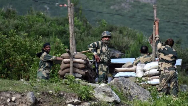 শ্রীনগর-লে জাতীয় মহাসড়াকের পাশে বাংকার নির্মাণ করছে ভারতীয় বাহিনী।