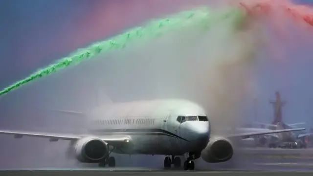 Самолет под струями