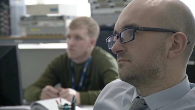 کارآگاه جان اتکین در یکی از درس‌ها با کامرون هم‌کلاسی بود