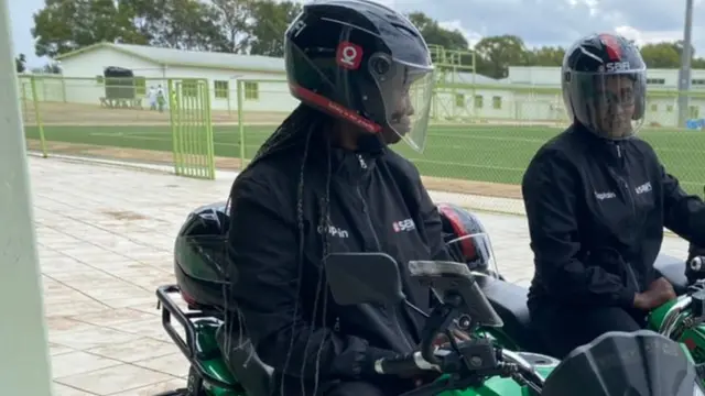 Deux femmes prêtes à prendre la route, en position sur leur moto