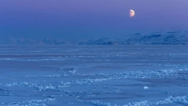 Lune au-dessus de la glace